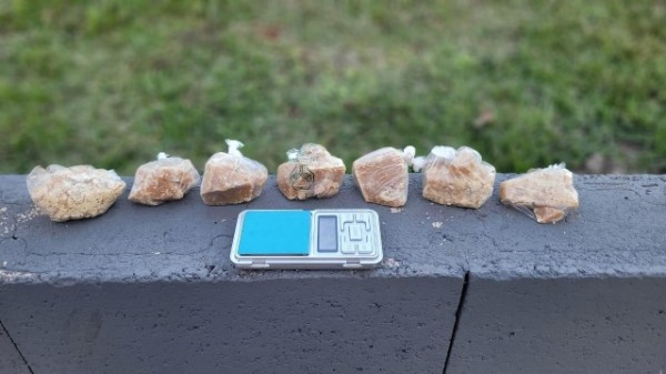 Polícia encontra crack enterrado em mata usada por traficantes