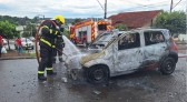 Veículo é destruído por incêndio