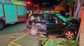 Motorista é resgatado inconsciente após carro atingir muro durante a madrugada