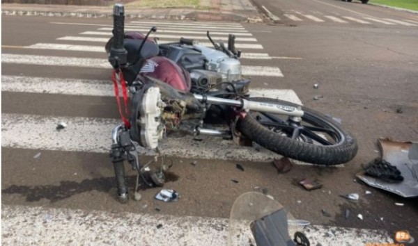 Motociclista fica ferido após colidir frontalmente contra carro