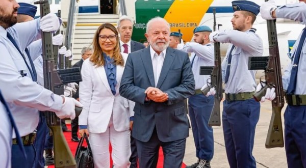 Lula desembarca em Portugal em primeira viagem à Europa no terceiro mandato