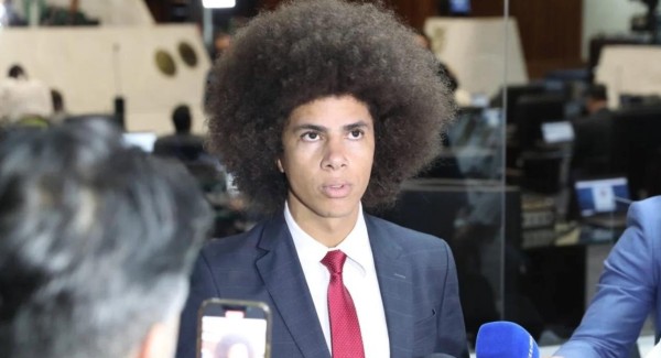 Justiça suspende processo que poderia cassar mandato de Renato Freitas