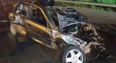 Carro capota e fica totalmente destruído após bater em caminhão na BR-470