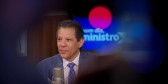 Taxa de juros do cartão de crédito vai "cair muito", diz Haddad