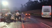 Grave acidente entre carro e ônibus deixa dois mortos e um ferido