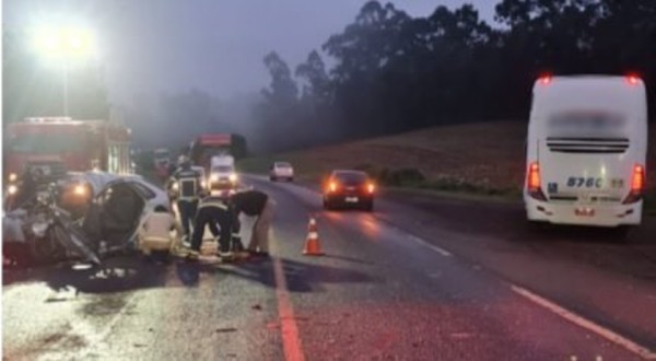 Grave acidente entre carro e ônibus deixa dois mortos e um ferido