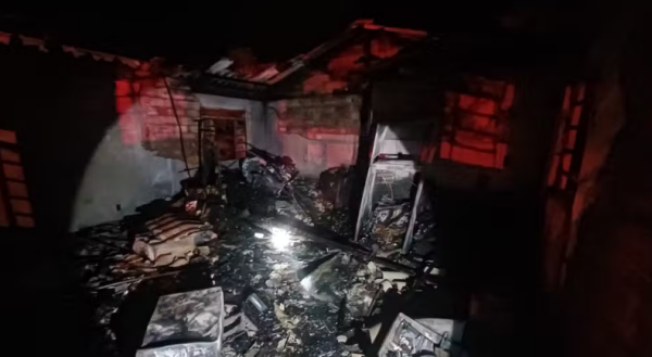 Mulher de 73 anos é encontrada morta em casa destruída por incêndio em SC