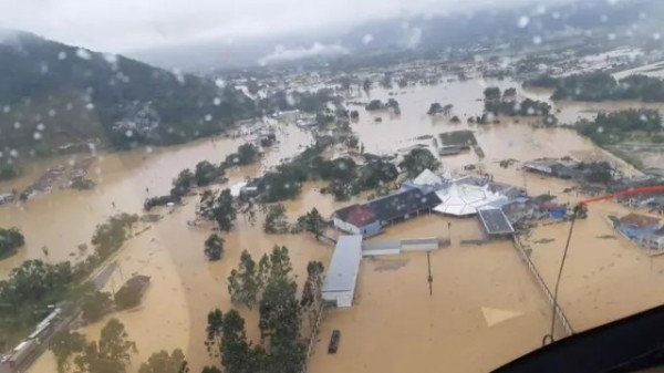 SC chega a 3 mortos, 1 mil pessoas fora de casa e 30 cidades em emergência após fortes chuvas