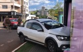 Carro invade sorveteria após acidente no centro