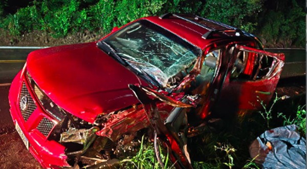 Colisão frontal entre caminhonete e caminhão mata motorista na BR-282