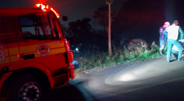 Homem fica ferido após carro capotar