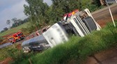 Colisão envolvendo dois caminhões deixa motorista ferido na BR 163