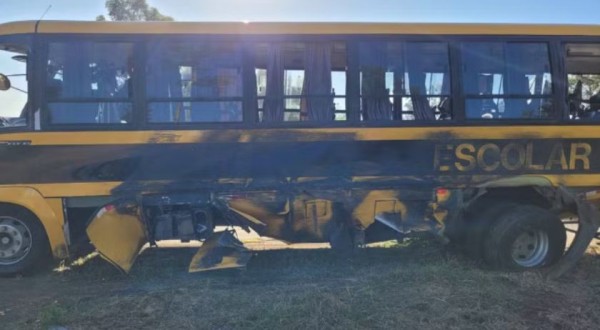 Estudantes ficam feridos após ônibus escolar bater em caminhão tombado e ser atingido por outro na BR-376, no Paraná