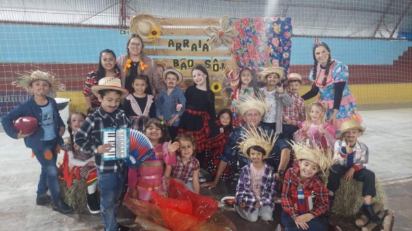 Festa junina da escola municipal Roberto Mazzocatto é sucesso