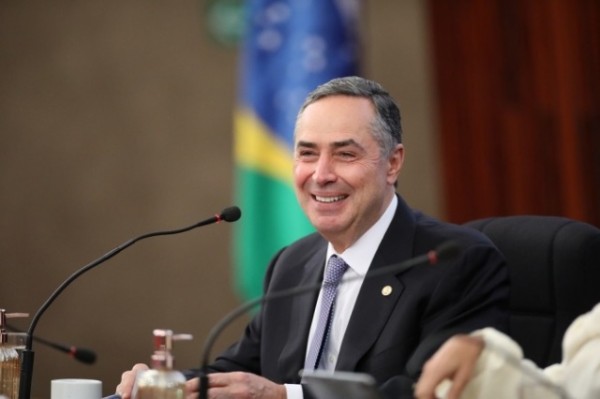 Barroso libera votação de piso da enfermagem para o STF