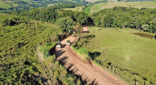 Barracão intensifica melhorias nas estradas do interior e amplia investimentos em infraestrutura