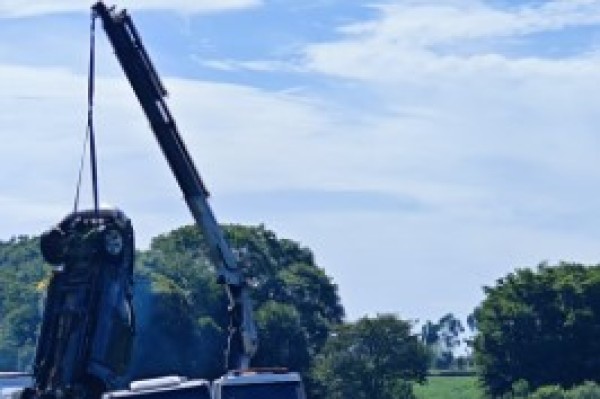 Dodge Ram capota na BR-282 e PRF não encontra condutor na cena