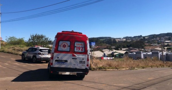 Mulher é encaminhada ao hospital após acidente entre carro e moto