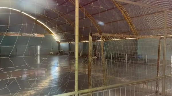 Menino de 7 anos morre após trave de futebol cair na cabeça durante atividade escolar