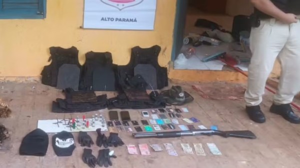 Brasileiro é preso suspeito de participar de mega-assalto a bancos; armas e coletes são apreendidos