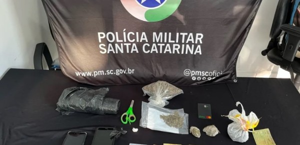Polícia Militar prende dois homens por tráfico de drogas