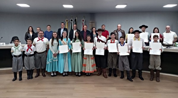 Vereadores realizam homenagem para a Invernada Artística do CTG Sinuelo da Fronteira
