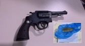 Jovem tenta fugir da polícia, mas acaba preso com drogas, armas e munições no Oeste de SC