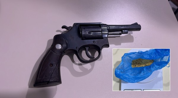 Jovem tenta fugir da polícia, mas acaba preso com drogas, armas e munições no Oeste de SC