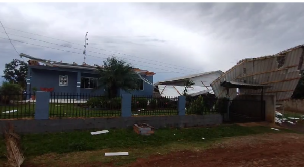 Fortes ventos destelharam totalmente uma residência na Linha Coqueiro