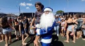 Papai Noel de helicóptero, picolés, refrigerante e muito doce marcam o encerramento das atividades natalinas do município