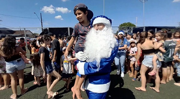 Papai Noel de helicóptero, picolés, refrigerante e muito doce marcam o encerramento das atividades natalinas do município