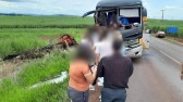 Mulher perde parte da perna em colisão entre ônibus e caminhão