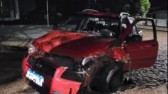 Carro colide em árvore durante a madrugada
