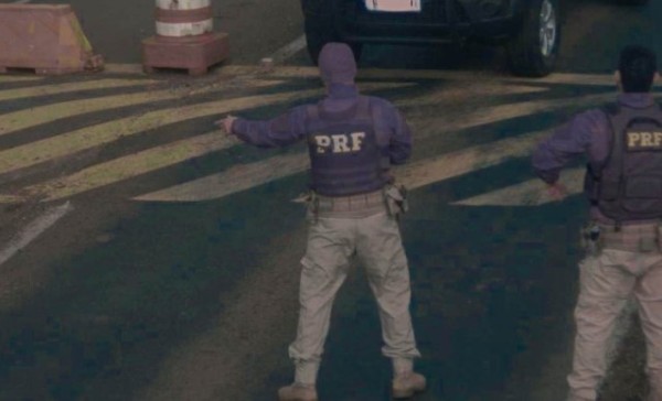 Viatura falsa da Receita Federal é flagrada com mais de 150 quilos de cocaína