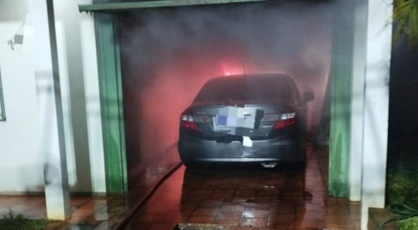 Carro pega fogo na garagem de uma casa em Xaxim