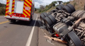 Motorista de carreta morre em capotamento na BR-282