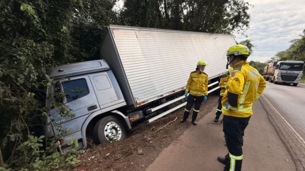 Motorista evita colisão frontal e quase despenca em ribanceira na BR-282