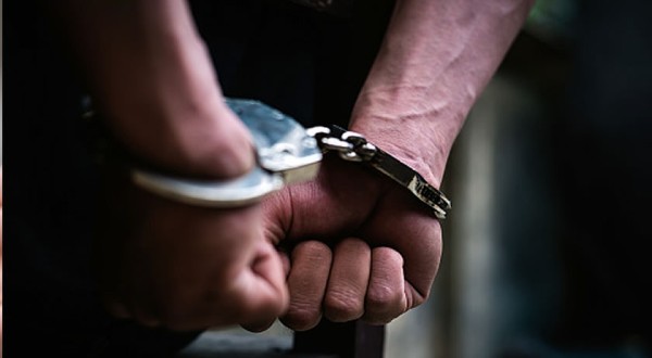 Homem é preso após desacatar, desobedecer e ameaçar PMs