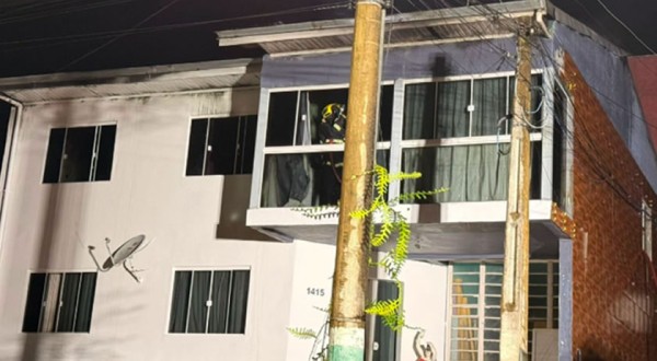 Pessoa morre durante incêndio em residência no centro