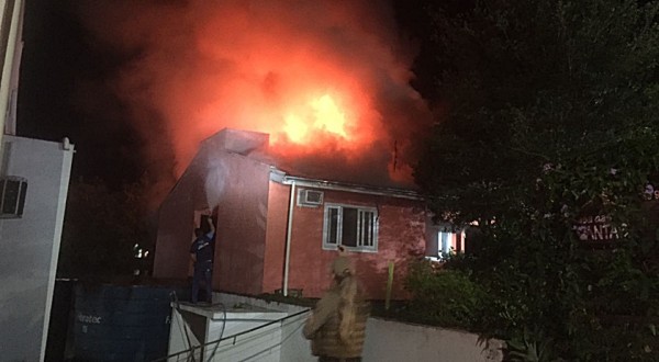 Incêndio destrói residência no centro