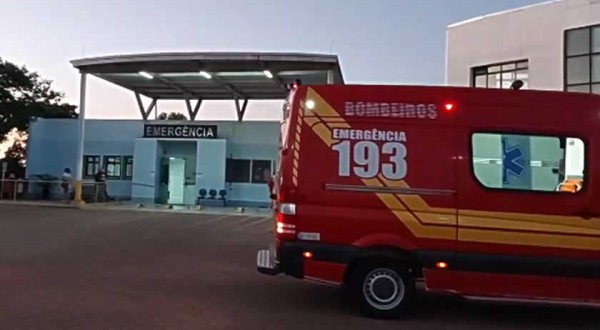 Homem é socorrido pelos Bombeiros após cair do telhado