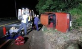 Fiat Uno sai da pista e capota nas margens da rodovia no Oeste