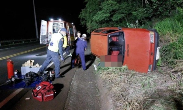 Fiat Uno sai da pista e capota nas margens da rodovia no Oeste