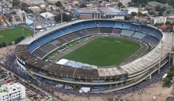 Estádio abandonado do Grêmio pode virar cidade provisória para vítimas de enchentes no RS