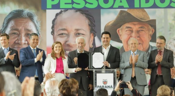 Ratinho Junior sanciona lei da gratuidade das passagens e anuncia programas aos idosos