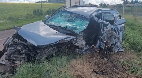 Condutor de Sportage fica ferido após colidir com rolo compactador