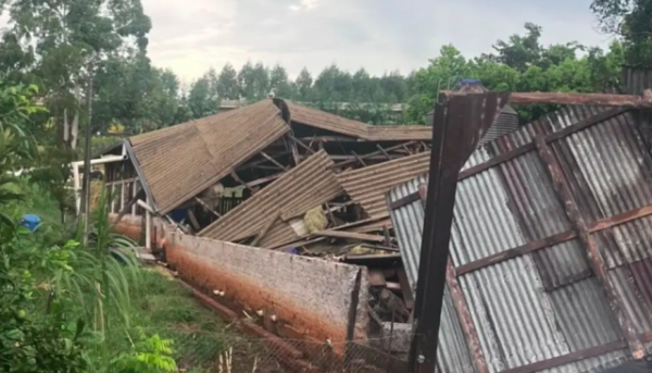 Ventos fortes provocam queda de estrebaria no interior