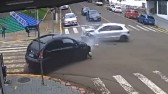 Acidente entre dois veículos deixa três feridos leves em acidente no centro
