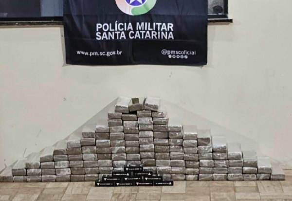 Dupla é presa com 100 quilos de maconha em carro abordado no Oeste