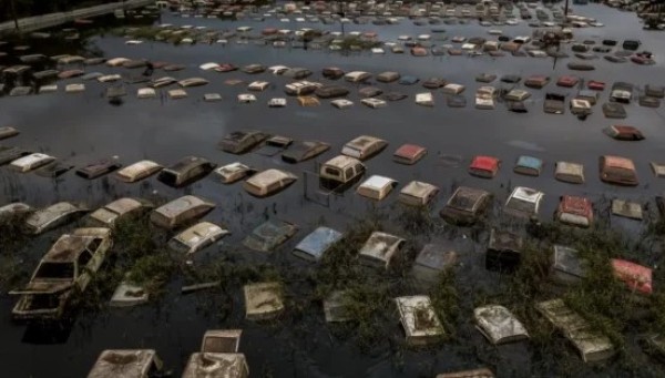 Imagens de ‘cemitério de carros’ após enchente em Porto Alegre impressionam